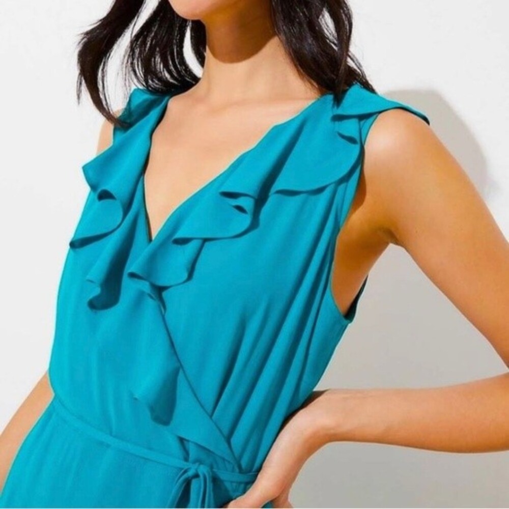 Womens dress, size 10. Not the blue pictured.. it’s the beautiful teal in pic.